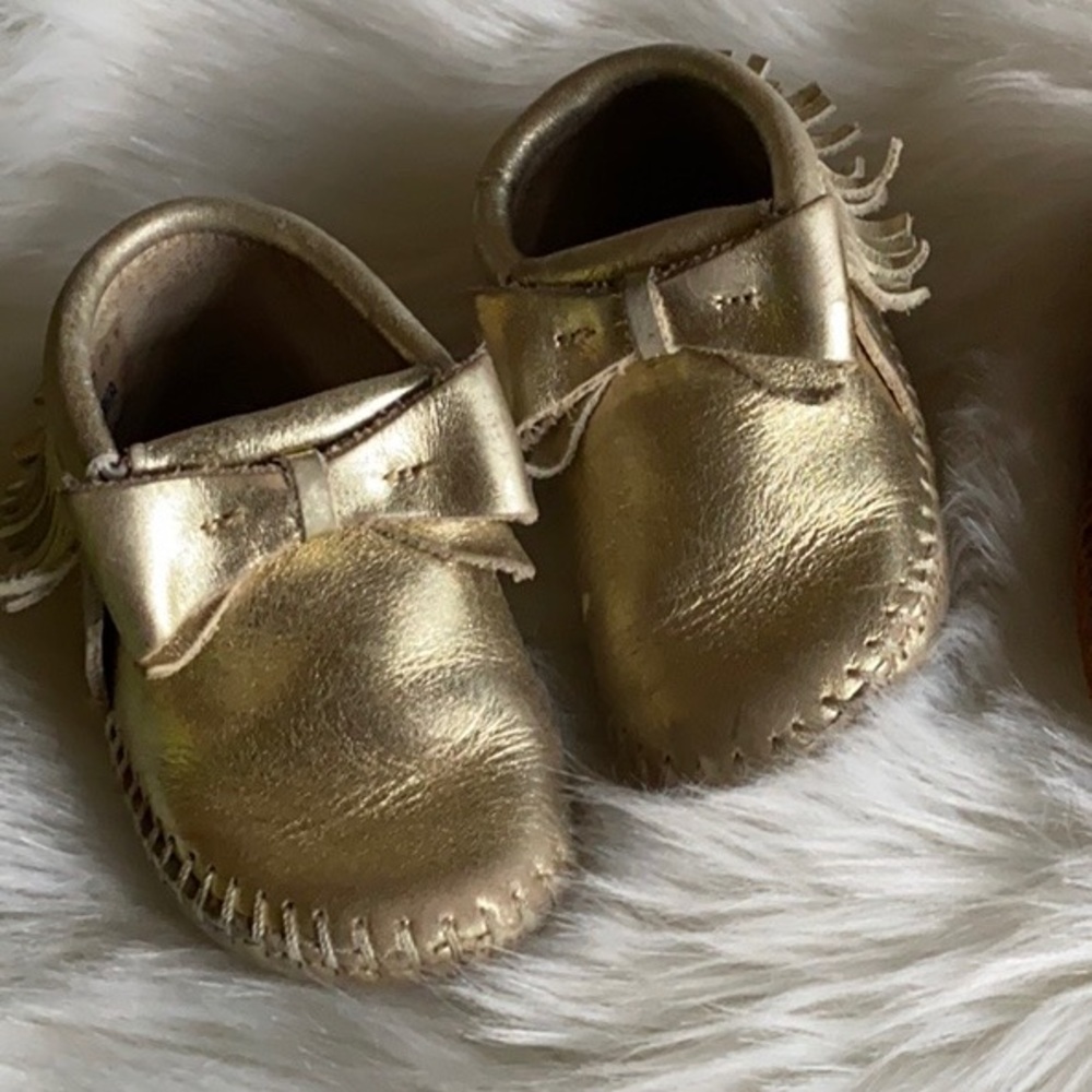 Preloved Metallic Gold Bow Minnetonka Moccasins size 5